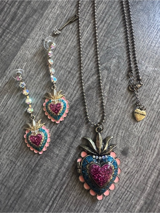 Betsey Johnson Jewelry - VINTAGE BETSEY JOHNSON “VIVA LA BETSEY SACRED LOCKET HEART SET NWOT “RARE SET”